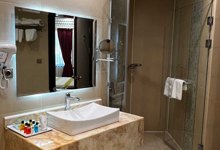 سرویس بهداشتی و حمام سوئیت سوپر کلاسیک قجری یاقوت هتل ارگ جدید یزد