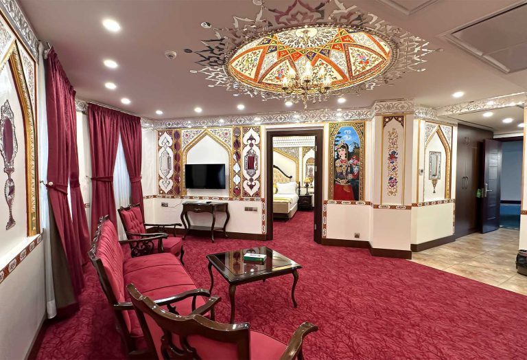 پذیرایی سوئیت سوپر کلاسیک قجری یاقوت هتل ارگ جدید یزد