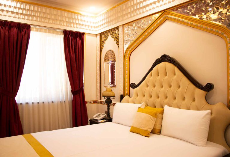اتاق خواب سوئیت سوپر کلاسیک قجری یاقوت هتل ارگ جدید یزد