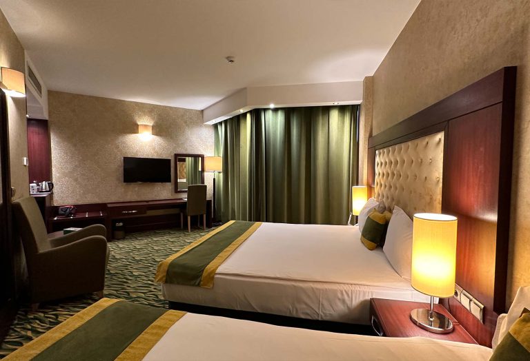 پذیرایی اتاق سه تخته رویال هتل ارگ جدید یزد