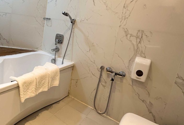 سرویس بهداشتی اتاق سه تخته رویال هتل ارگ جدید یزد