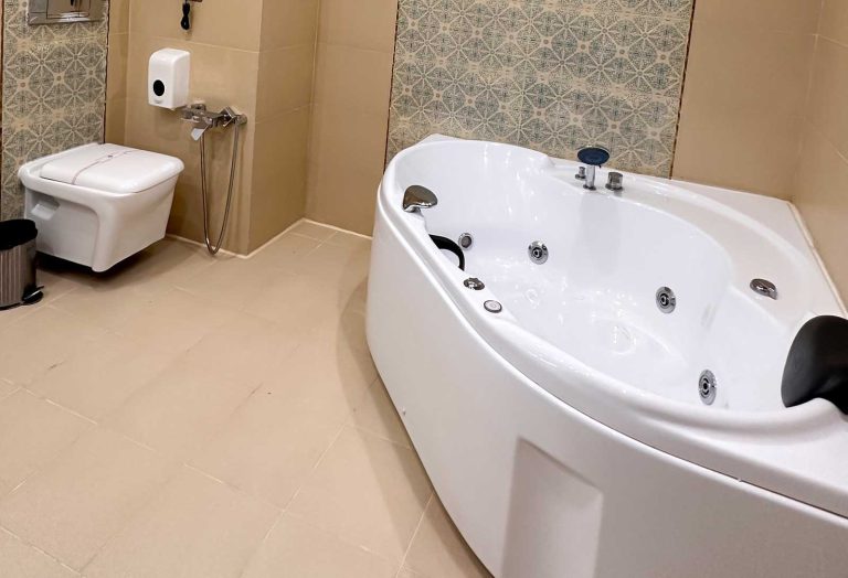 حمام سوئیت سوپر کلاسیک قجری زمرد هتل ارگ جدید یزد