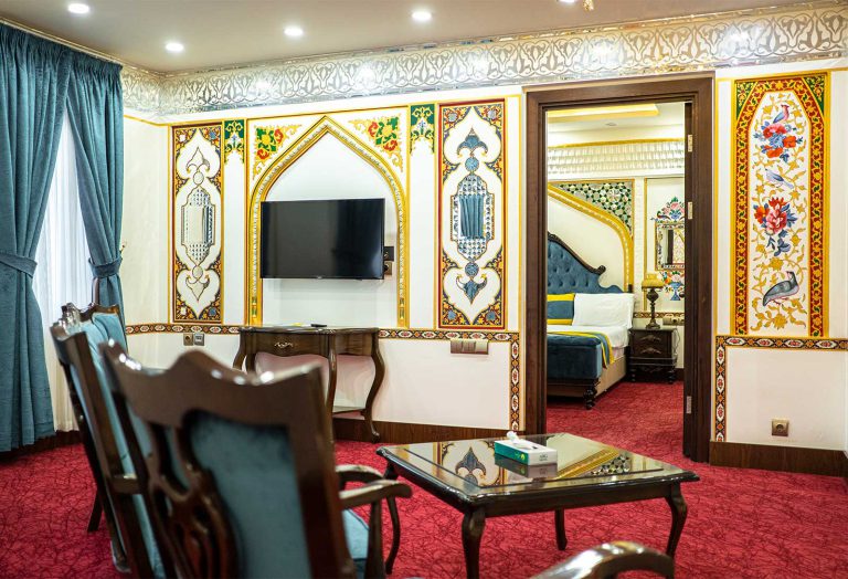 پذیرایی سوئیت سوپر کلاسیک قجری فیروزه هتل ارگ جدید یزد