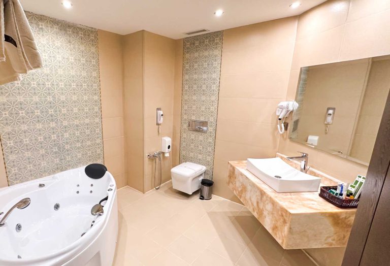 سرویس بهداشتی و حمام سوئیت سوپر کلاسیک قجری فیروزه هتل ارگ جدید یزد
