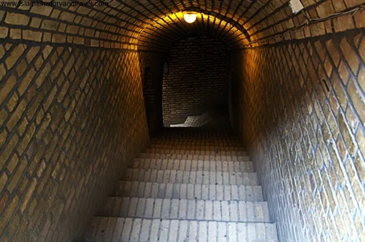 این پله ها به سیاه چال ساختمان منتهی می شود که معمولاً به آن زندان می گویند