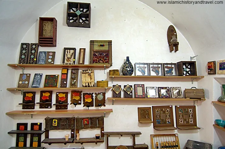 در این فروشگاه هدایا، صنایع دستی ساخته شده توسط صنعتگران محلی به نمایش گذاشته شده است.