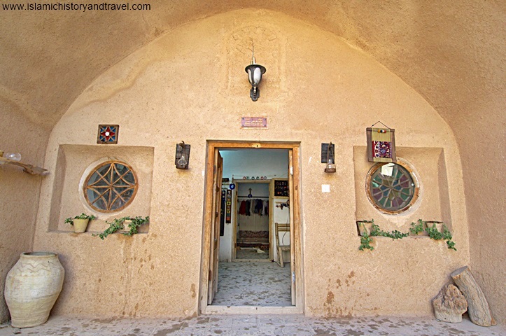 درب کادو فروشی داخل زندان اسکندر - همچنین با خشت تزئین شده است